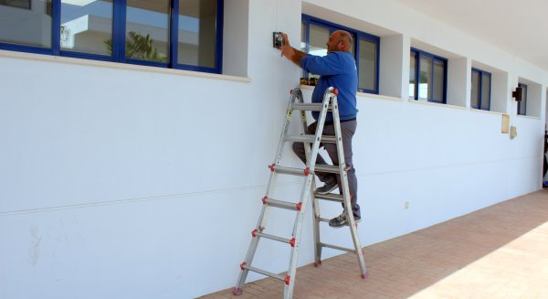 Estepona comienza los trabajos para mejorar la eficiencia energética de la Jefatura de Policía Local