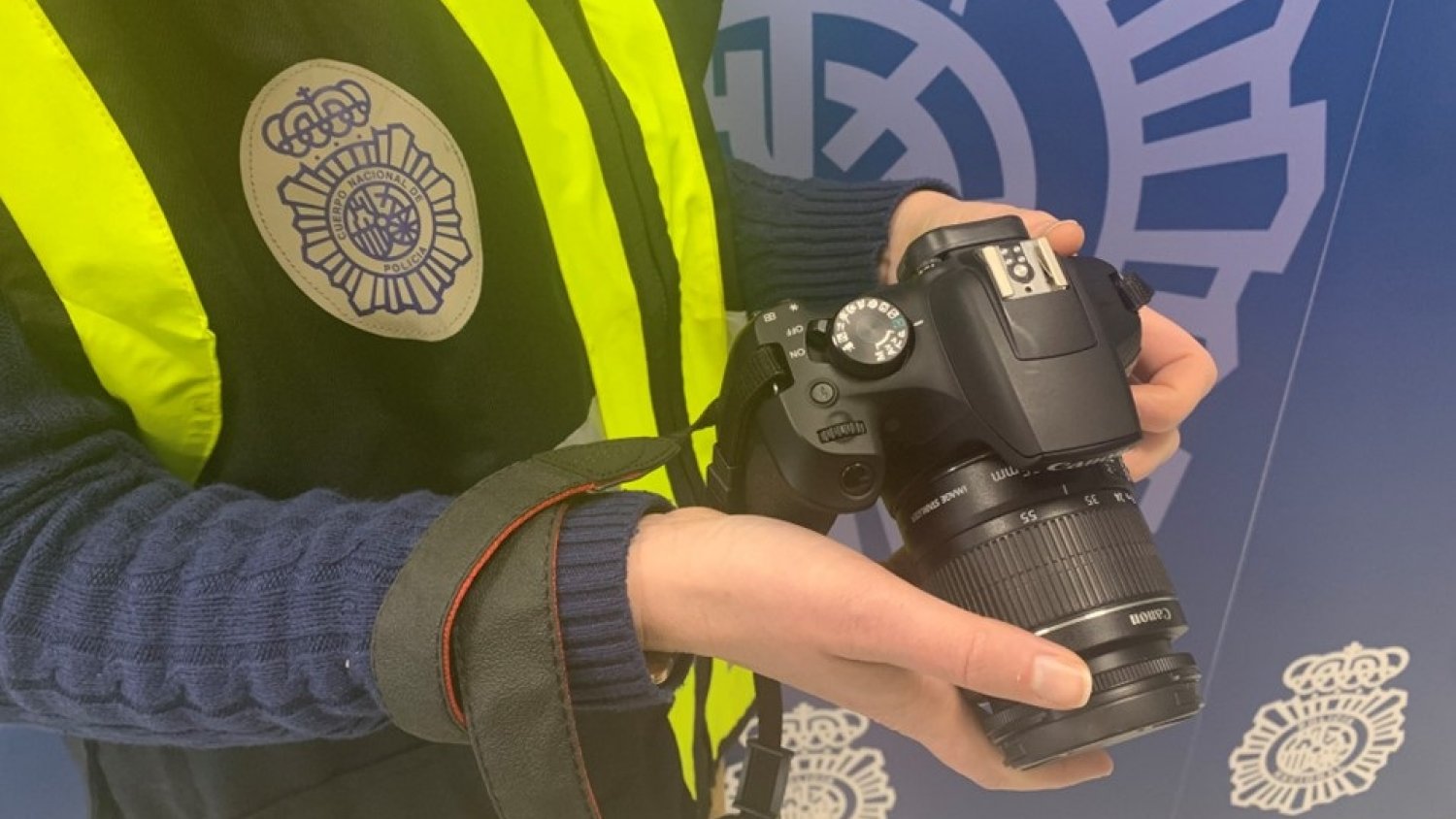 Recuperadas dos cámaras de fotos sustraídas con llave falsa en un comercio de Málaga
