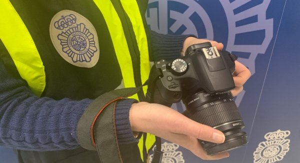 Recuperadas dos cámaras de fotos sustraídas con llave falsa en un comercio de Málaga