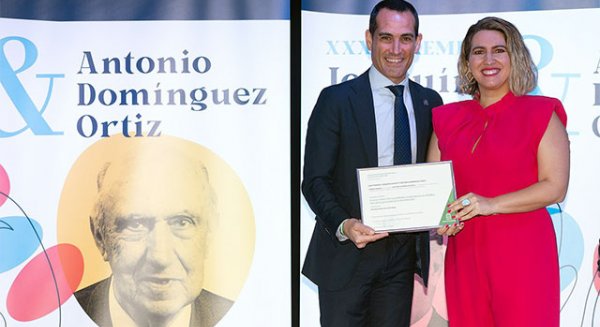 UMA.- La profesora María Fernández recibe el primer premio 'Antonio Domínguez Ortiz'