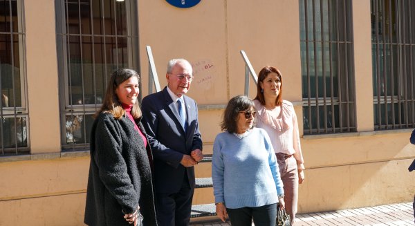 El Ayuntamiento rinde homenaje a Pepa Flores con una placa del Plan 'Málaga hace historia'