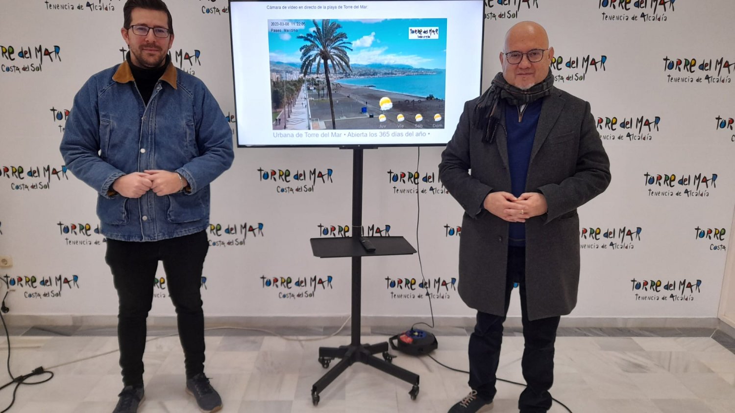 Turismo presenta las nuevas mejoras de la cámara web de la playa de Torre del Mar
