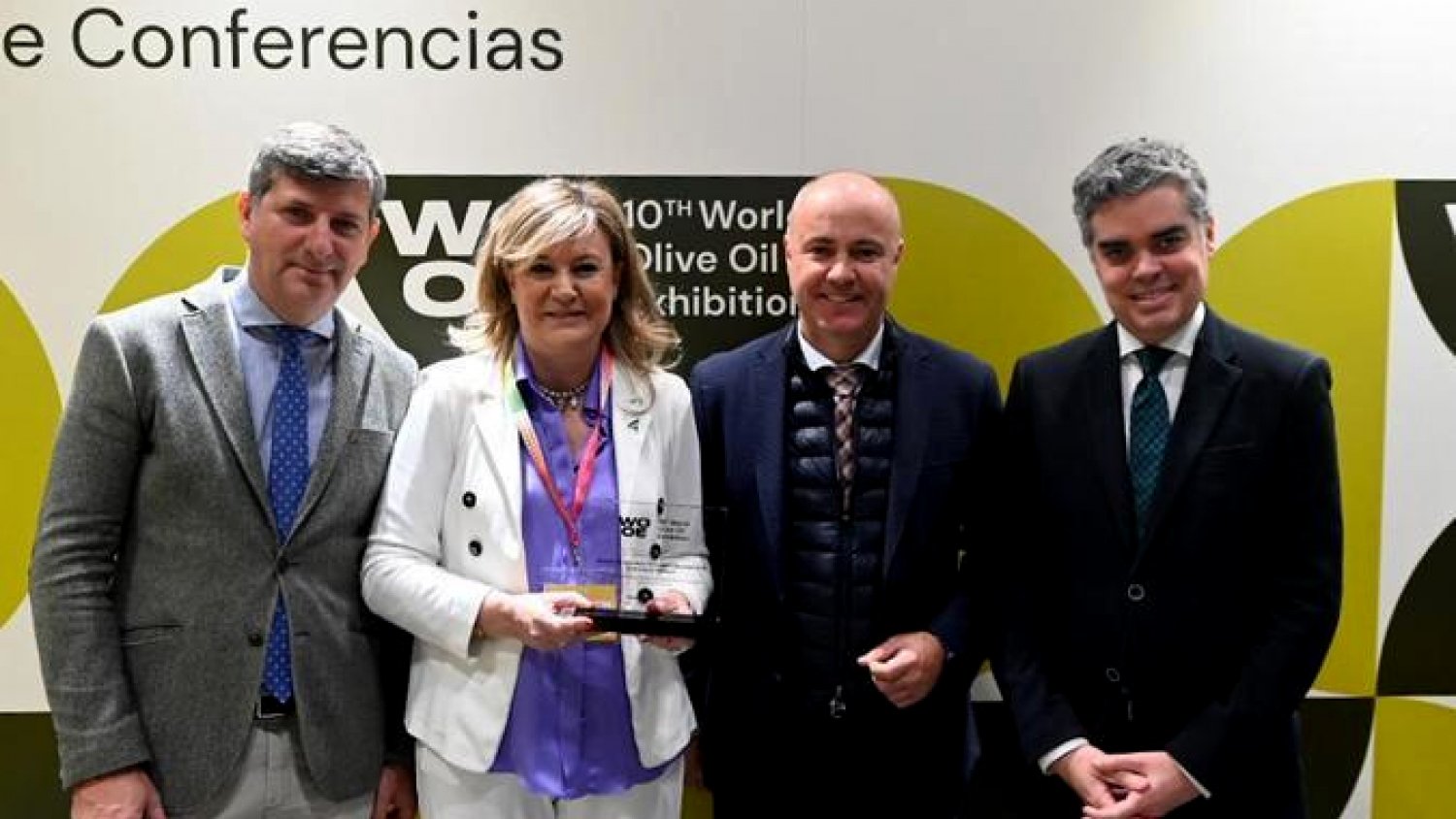 La consejera agradece el premio de World Olive Oil Exhibition a la Junta por la defensa del aceite de oliva