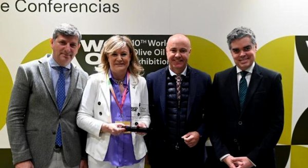 La consejera agradece el premio de World Olive Oil Exhibition a la Junta por la defensa del aceite de oliva