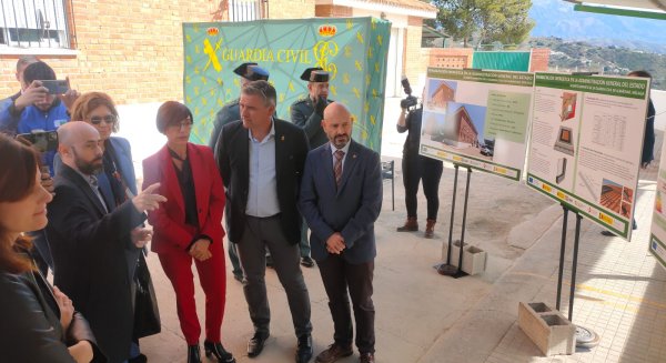 La directora general de la Guardia Civil presenta el proyecto de obras de mejora del cuartel de Almáchar