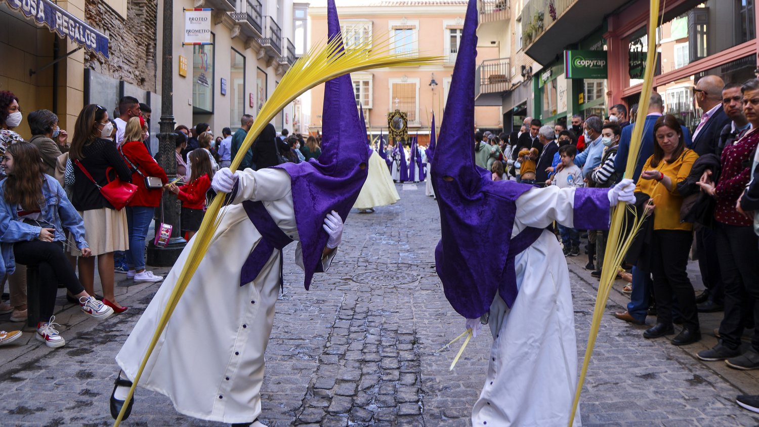 Casi 30 fotógrafos malagueños participan en la Exposición fotográfica de Semana Santa del Colegio de Médicos
