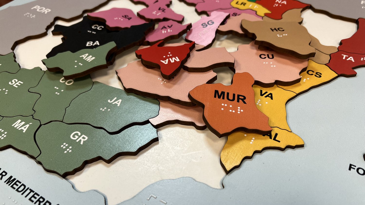 La ONCE lanza un mapa-puzle de España para escolares inclusivo, lúdico y sostenible