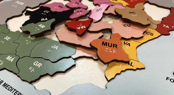 La ONCE lanza un mapa-puzle de España para escolares inclusivo, lúdico y sostenible