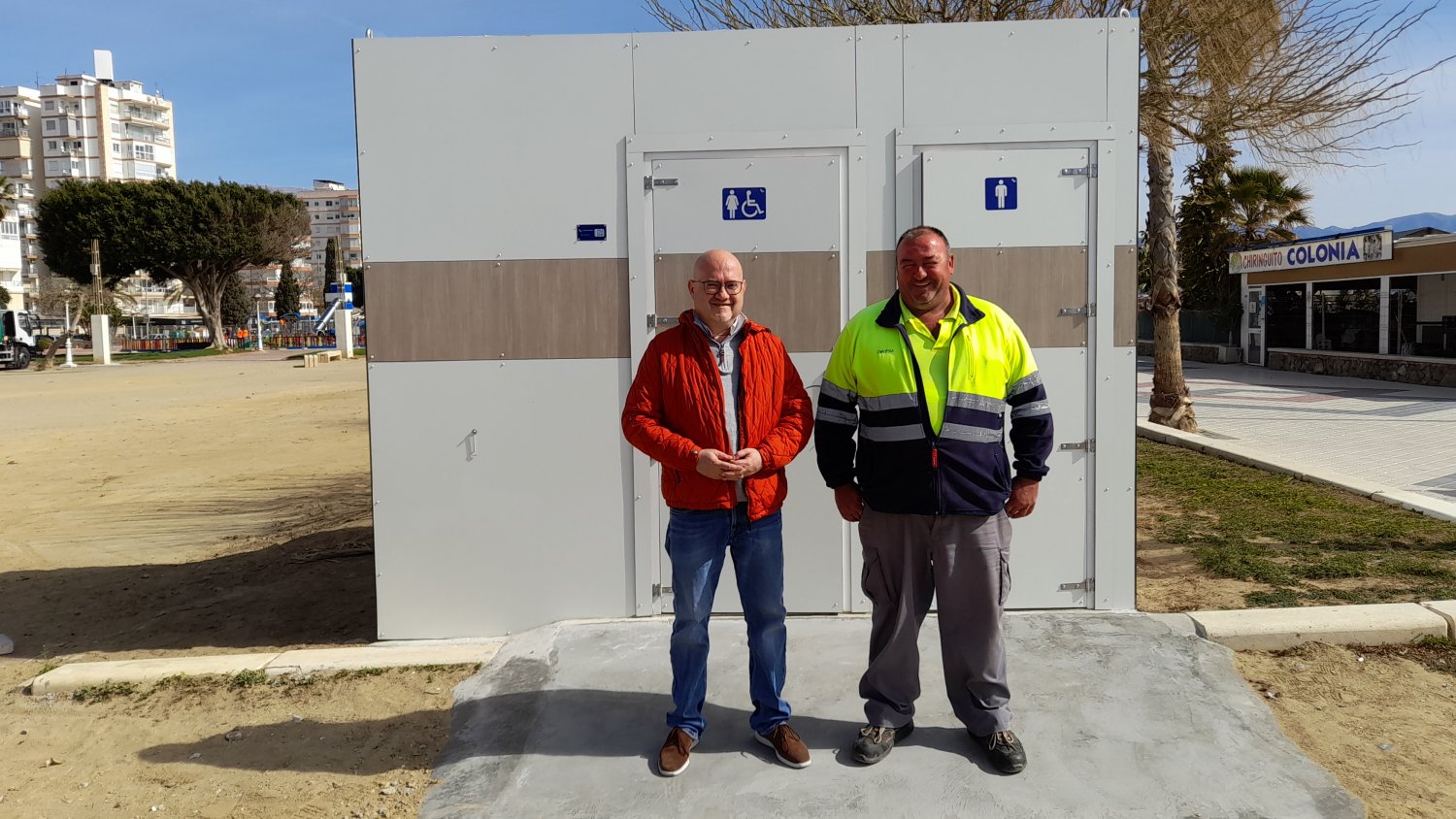 Torre del Mar implanta dos aseos con accesibilidad mejorada en sus playas para la temporada 2023