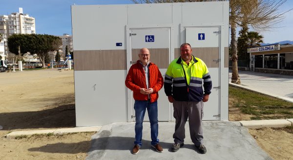 Torre del Mar implanta dos aseos con accesibilidad mejorada en sus playas para la temporada 2023