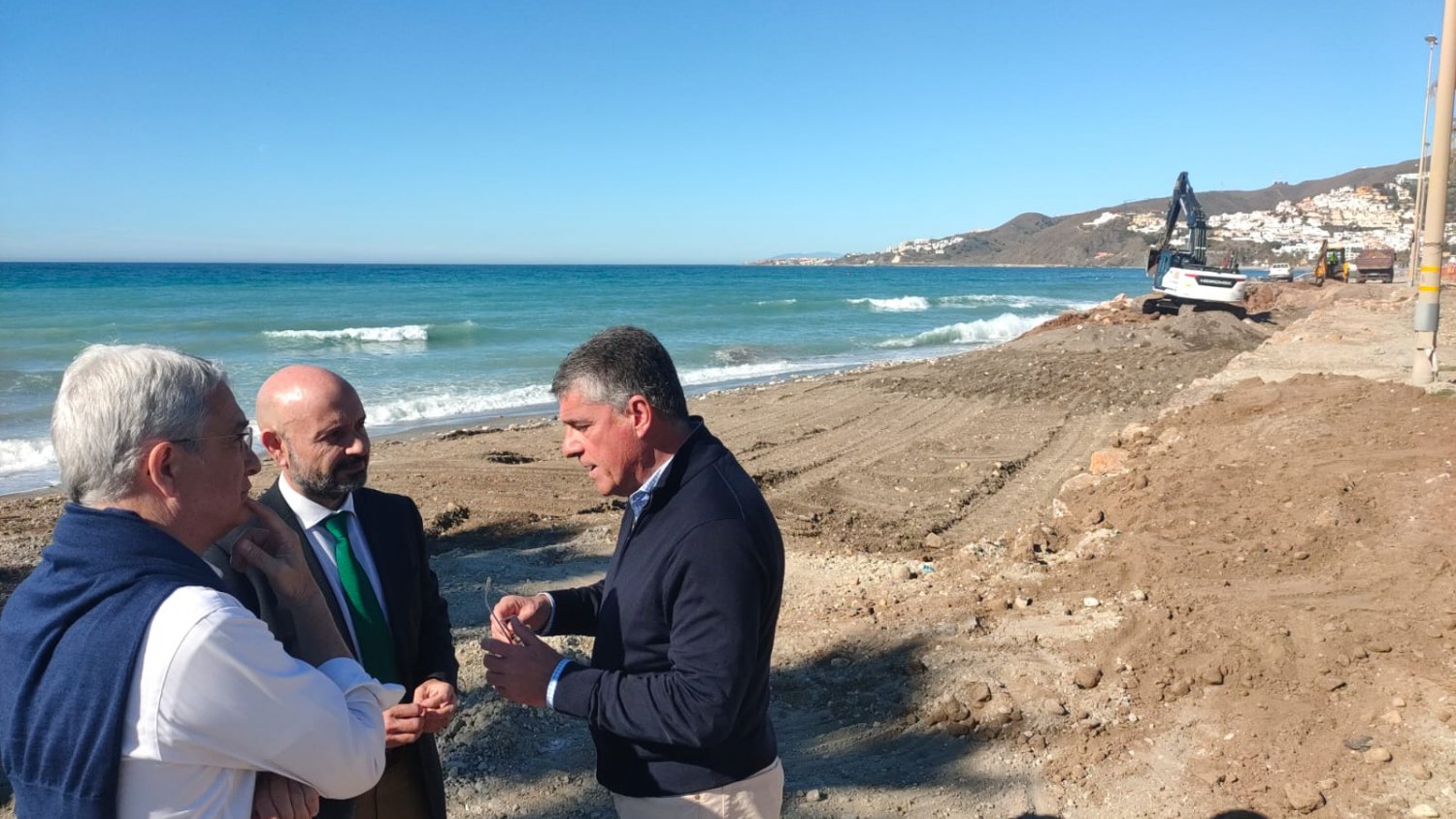 El Gobierno recupera 7.000 metros cuadrados de playa en Nerja