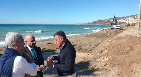 El Gobierno recupera 7.000 metros cuadrados de playa en Nerja