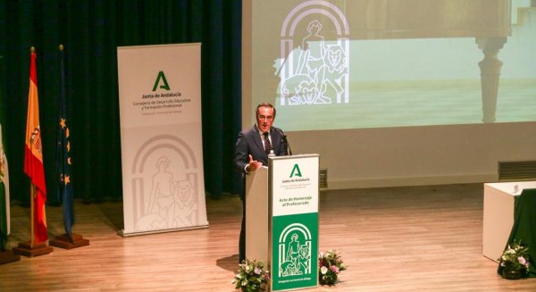 Educación rinde homenaje a más de 500 docentes jubilados de la provincia de Málaga