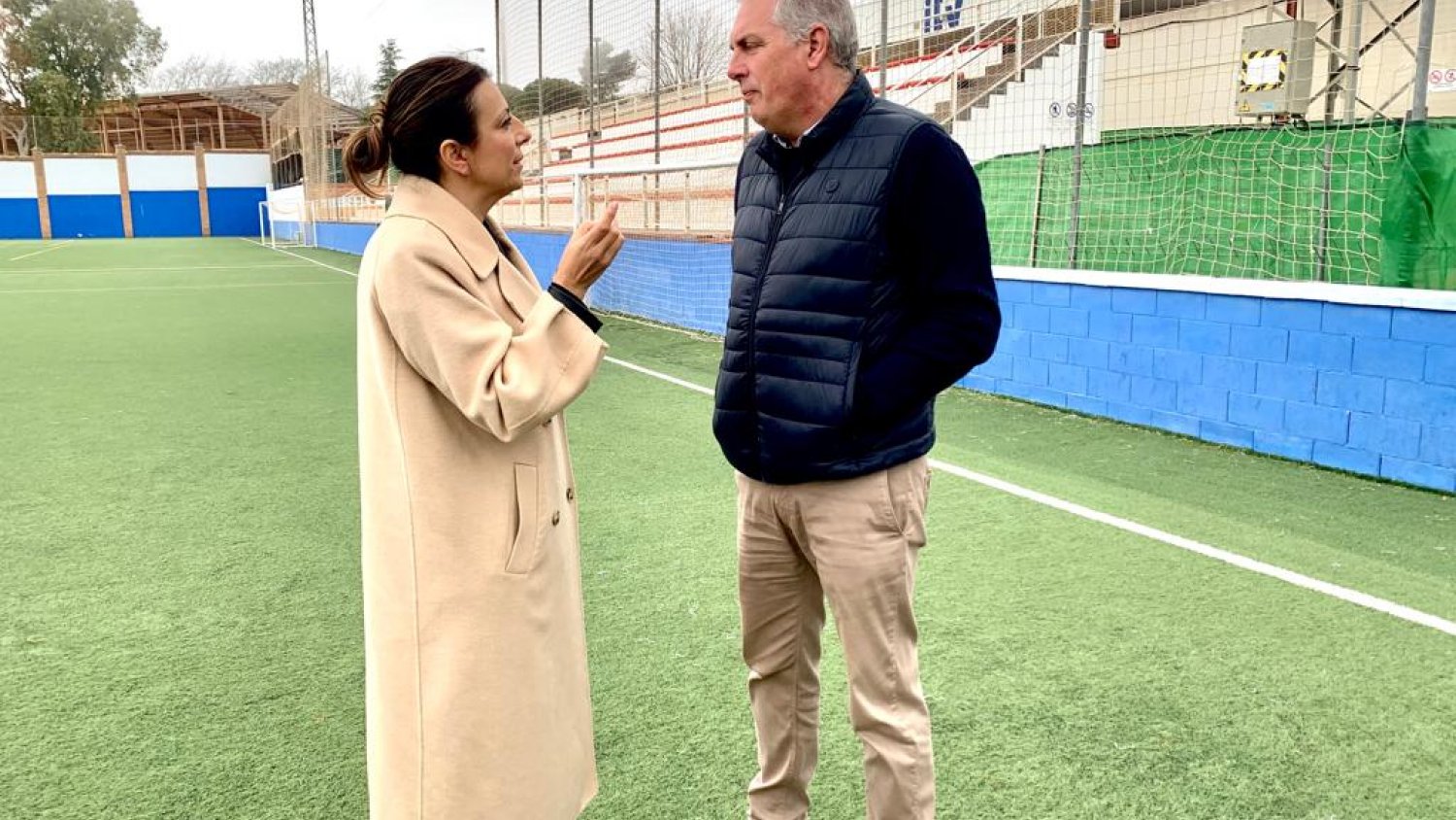 Arrancan las labores la instalación de la cubierta del graderío en el Polideportivo El Fuerte