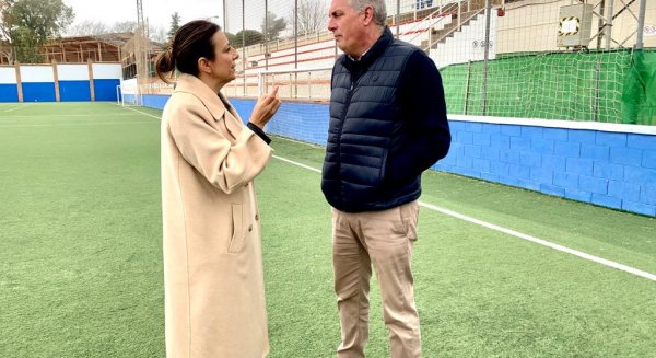 Arrancan las labores la instalación de la cubierta del graderío en el Polideportivo El Fuerte