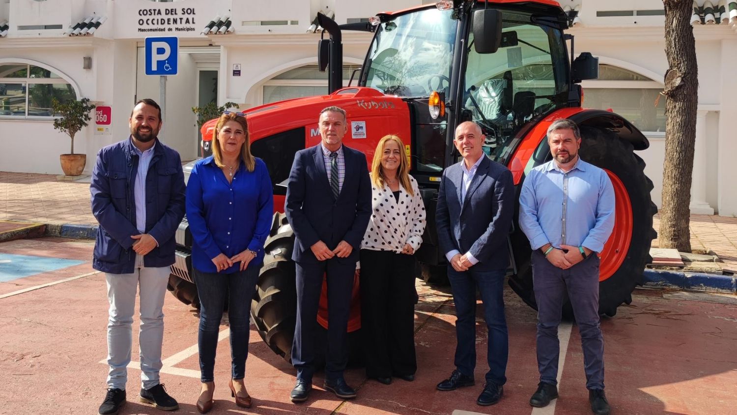 La Mancomunidad entrega un tractor para las playas de Manilva