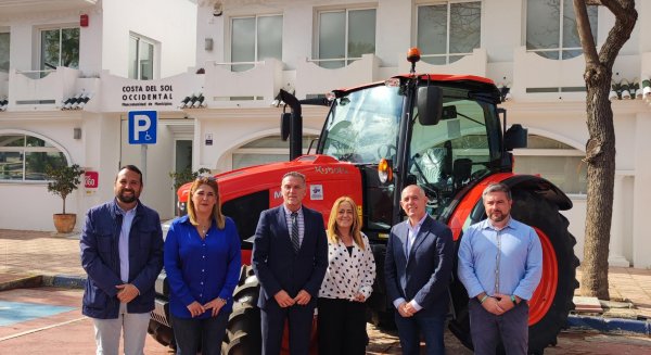 La Mancomunidad entrega un tractor para las playas de Manilva
