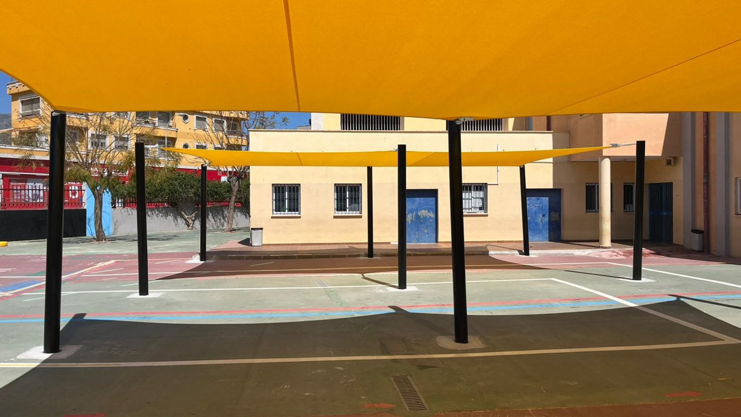 El Ayuntamiento crea zonas de sombra en los centros educativos Mar Argentea, Virginia Gaitán y Albaida