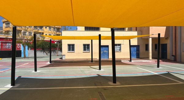 El Ayuntamiento crea zonas de sombra en los centros educativos Mar Argentea, Virginia Gaitán y Albaida
