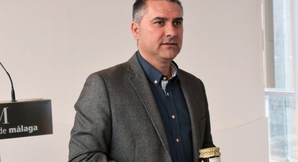 Antonio Yuste reclama a la Junta la integración de Almáchar en el Consorcio de Transportes de Málaga