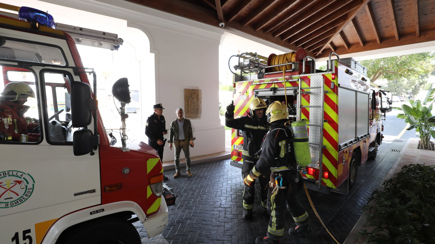 Los cuerpos de emergencias de Marbella realizan un simulacro de incendio en el hotel Hard Rock 