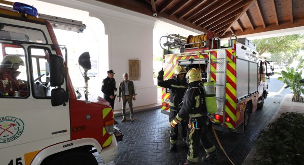 Los cuerpos de emergencias de Marbella realizan un simulacro de incendio en el hotel Hard Rock 
