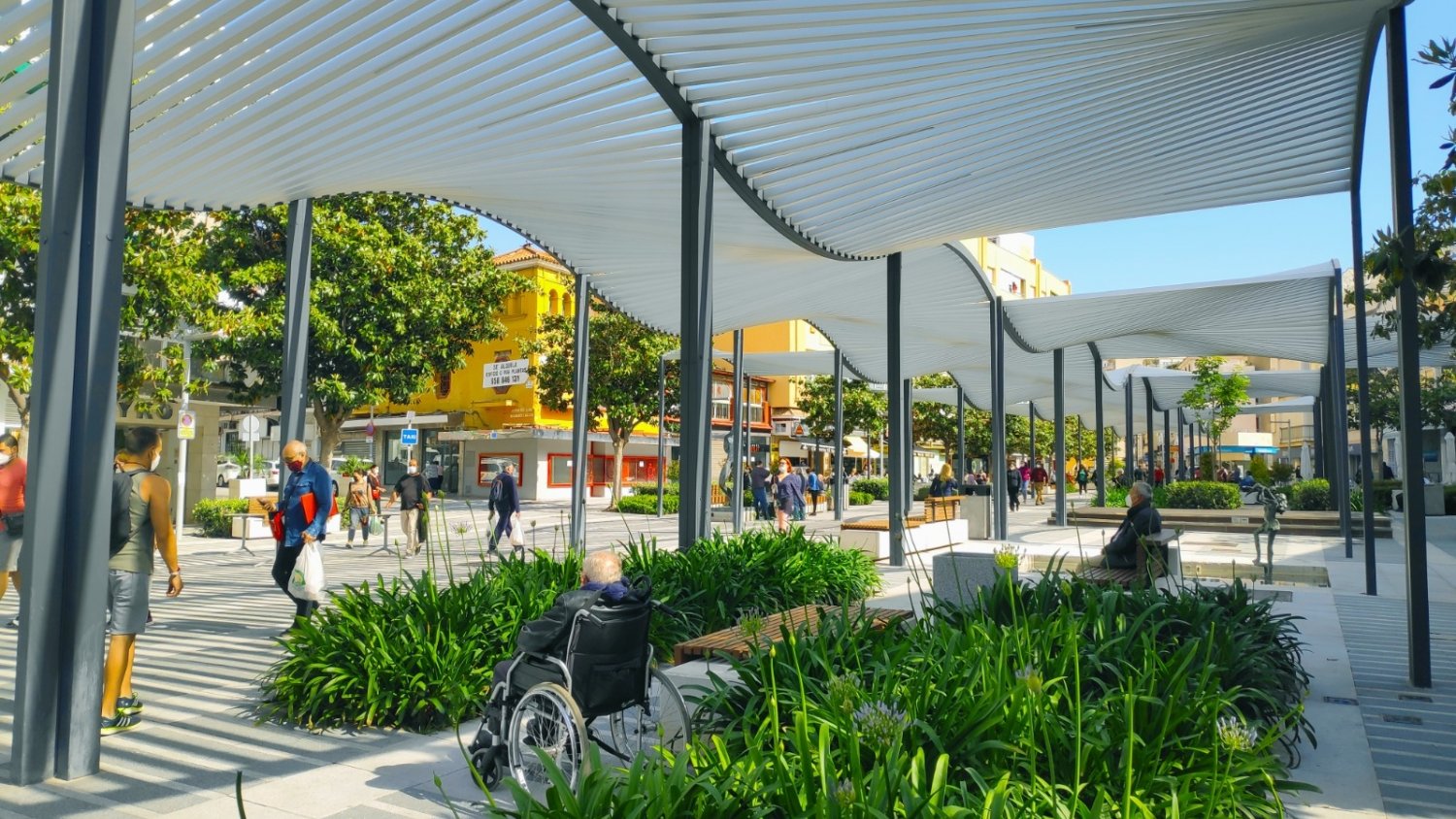 Torremolinos realiza actuaciones de control de plagas en la plaza Costa del Sol