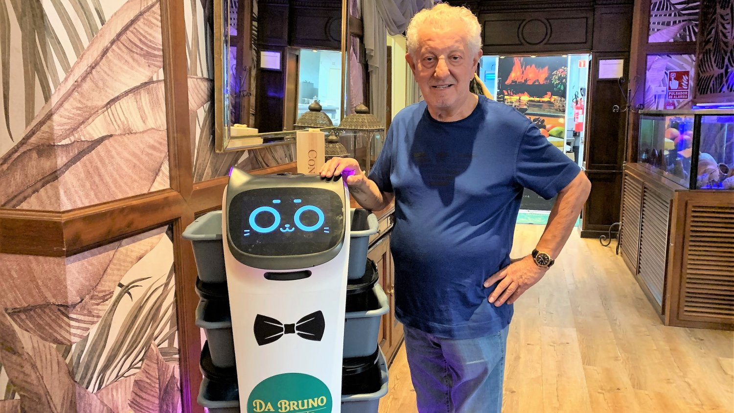 Da Bruno Sul Mare incorpora a 'Macarena', la primera camarera robot de Marbella