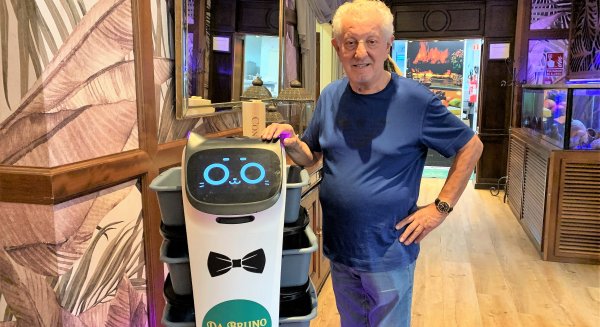 Da Bruno Sul Mare incorpora a 'Macarena', la primera camarera robot de Marbella