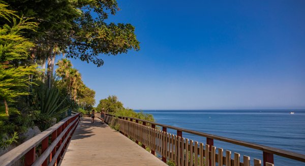 El Ayuntamiento de Estepona licita el suministro de iluminación sostenible en el corredor litoral