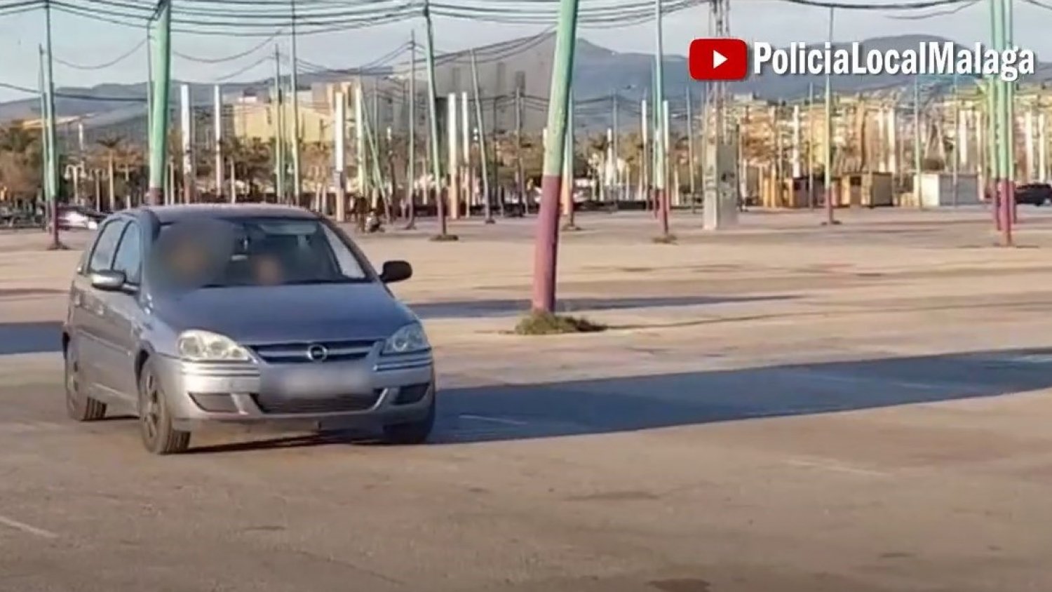 La Policía Local investiga a un hombre por poner al volante a su hijo de 8 años