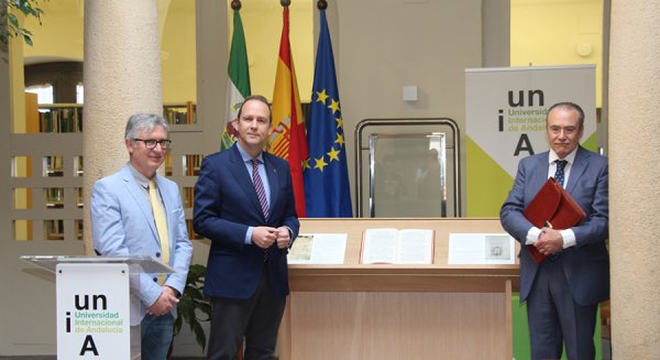 La UNIA recibe la donación de un ejemplar original impreso de los Estatutos de 1609 de la Universidad de Baeza