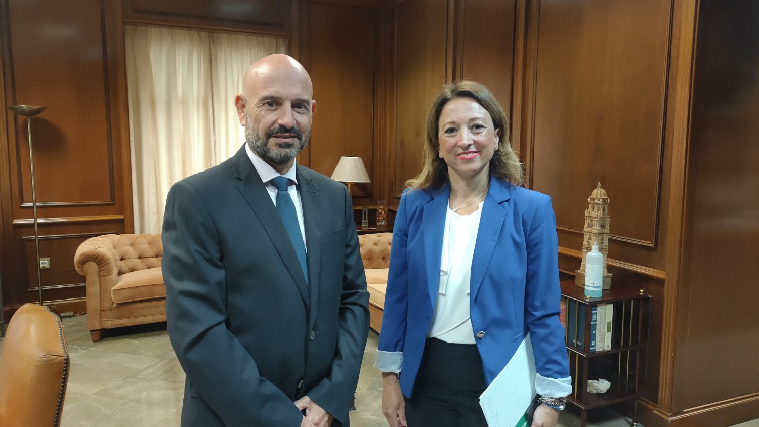 La delegada de la Junta aborda con el subdelegado del Gobierno central los problemas de sequía, transporte y playas
