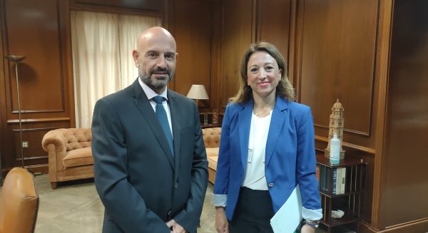 La delegada de la Junta aborda con el subdelegado del Gobierno central los problemas de sequía, transporte y playas
