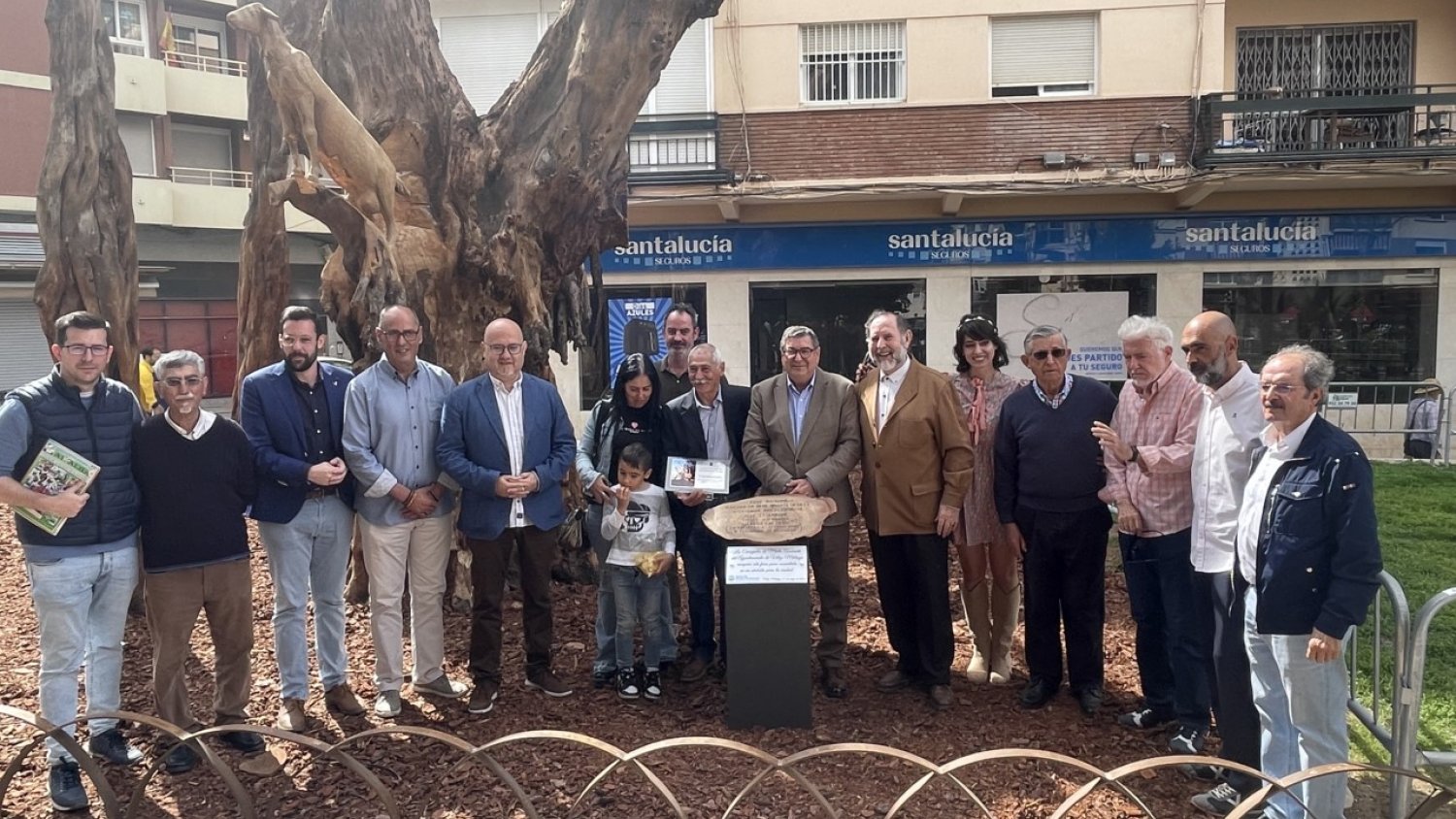 Vélez-Málaga inaugura el monumento 'Alegoría a mi tierra' en el Paseo de Andalucía