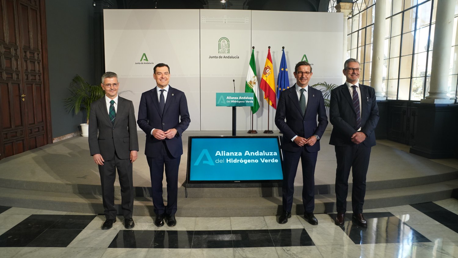 Moreno señala que Andalucía tiene recursos para ser referente mundial en producción de hidrógeno verde