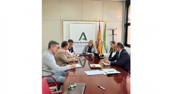 Junta y Asociafruit piden ayudas de programas operativos a la producción de frutales de hueso 
