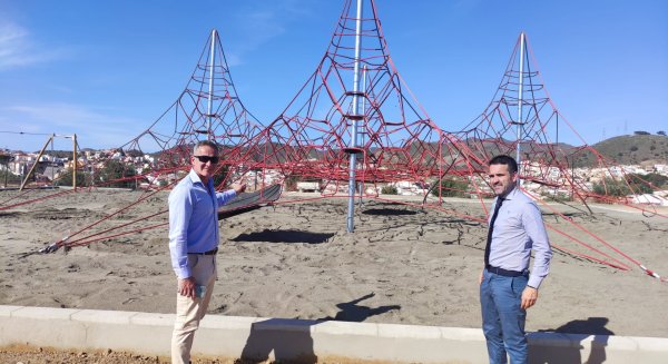 Abierto al público un parque infantil con espacio multiaventura en el Puerto de la Torre