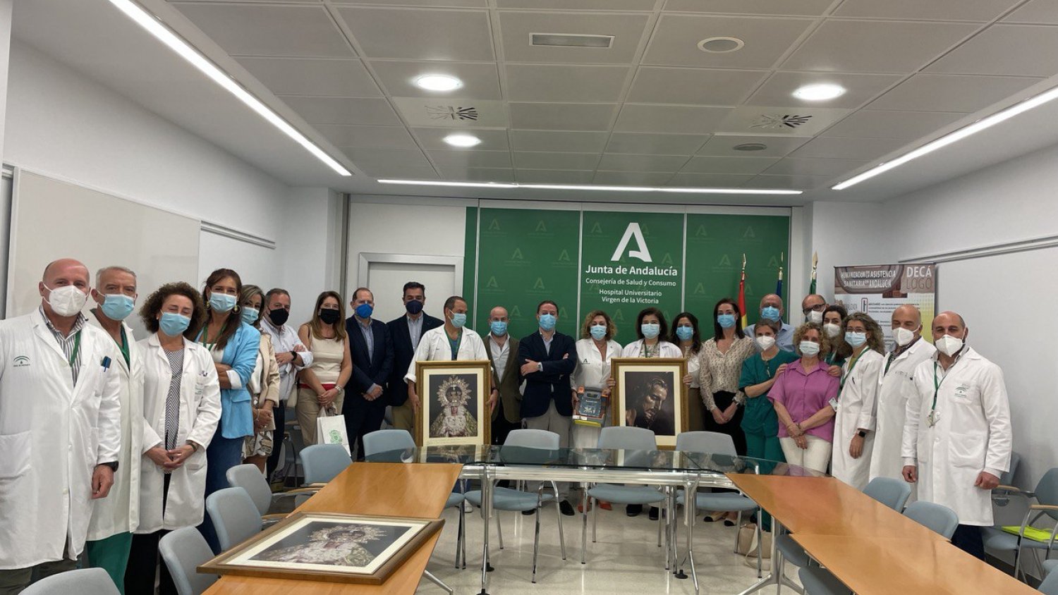 La  Archicofradía del Paso y la Esperanza acerca la Semana Santa a los pacientes del Clínico