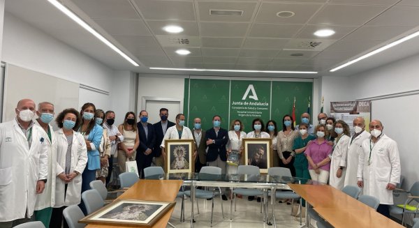 La  Archicofradía del Paso y la Esperanza acerca la Semana Santa a los pacientes del Clínico