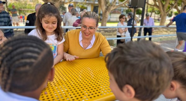 Ana Mula inaugura la nueva pista deportiva del Parque del Rosario 