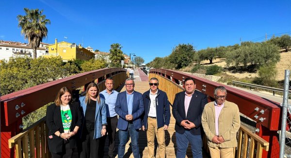 Diputación financia un tramo de paseo peatonal con una pasarela de madera en La Viñuela