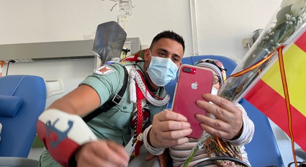 La Congregación de Mena y una delegación de La Legión visitan a los menores ingresados en el Materno Infantil 