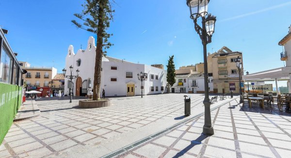 Torremolinos remodela la plaza San Miguel y calle Santos Arcángeles