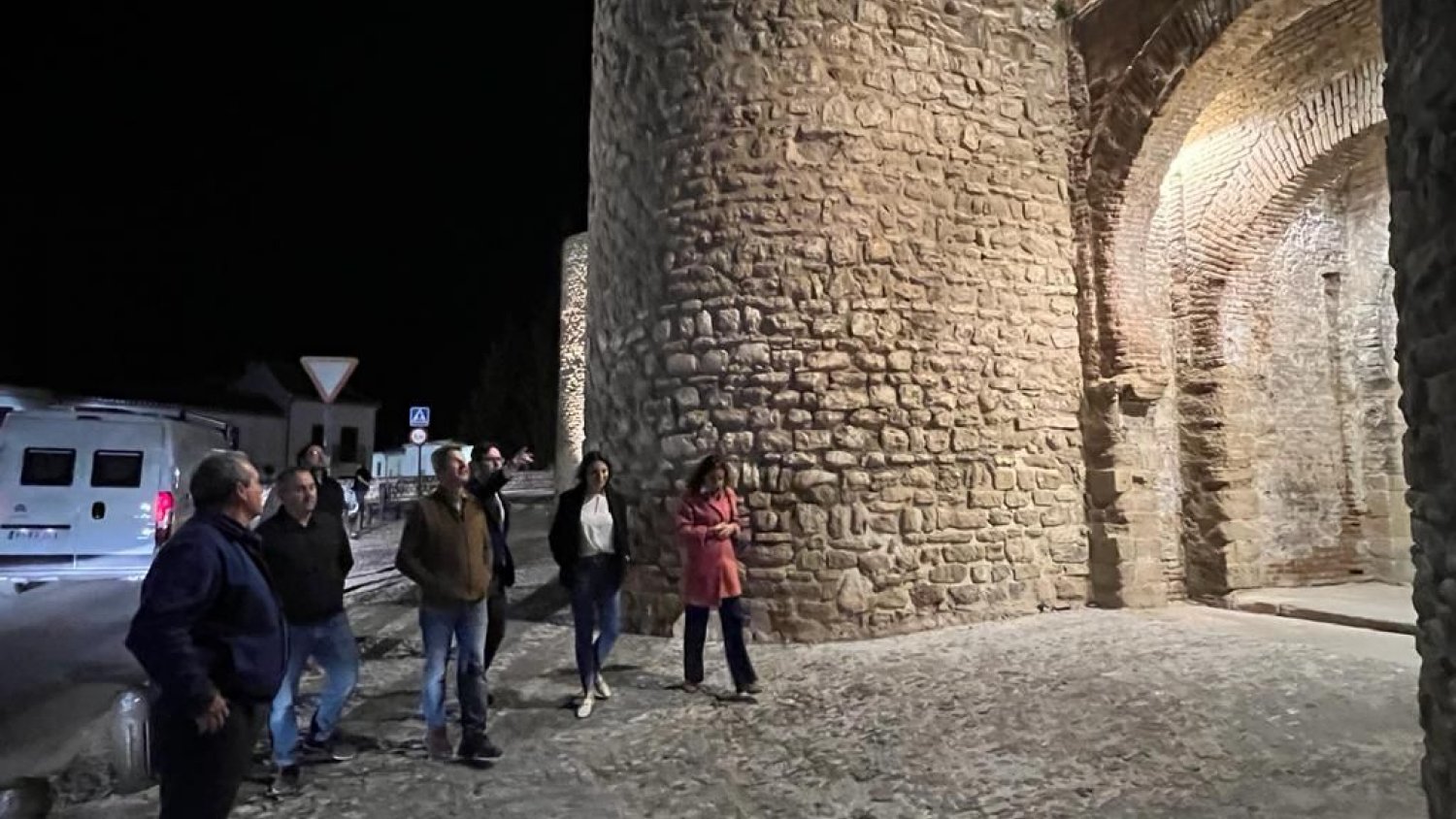 El Ayuntamiento embellece la puerta y la muralla del Almocábar con nueva iluminación artística