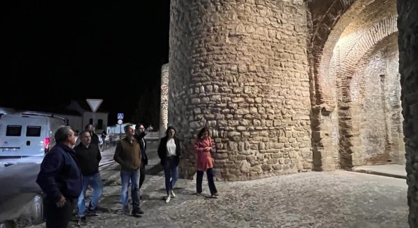 El Ayuntamiento embellece la puerta y la muralla del Almocábar con nueva iluminación artística