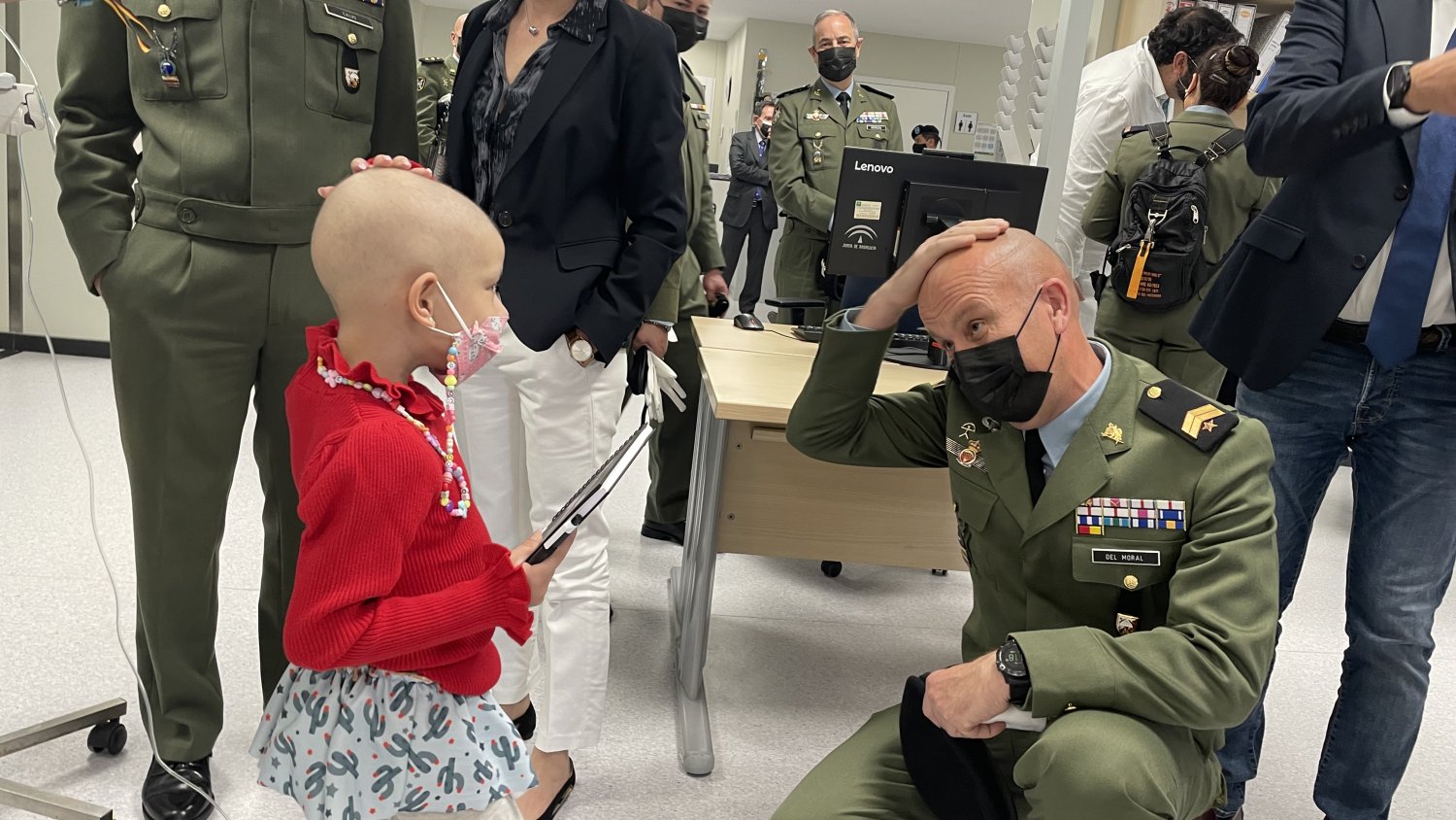 Los menores ingresados en el Materno Infantil reciben la visita de la Brigada Paracaidista y las Reales Cofradías Fusionadas