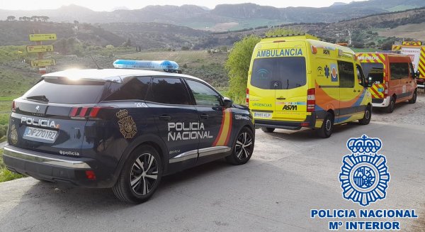 La Policía Nacional rescata en Ronda a un menor que se había caído desde 12 metros   