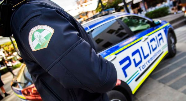Un detenido por conducir sin permiso en un coche con un arma manipulada y drogas