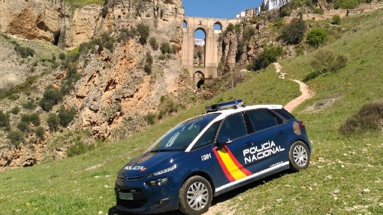 La Policía Nacional detecta una maniobra sospechosa en un vehículo e interviene un revólver y munición